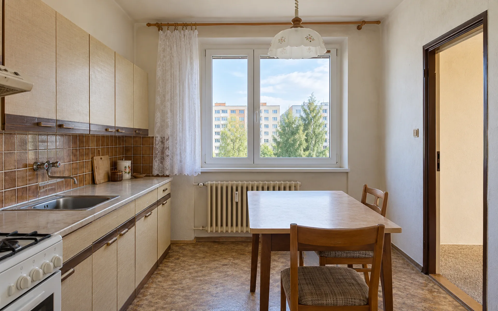 Zastaralá kuchyň v panelovém bytě, původní fotografie