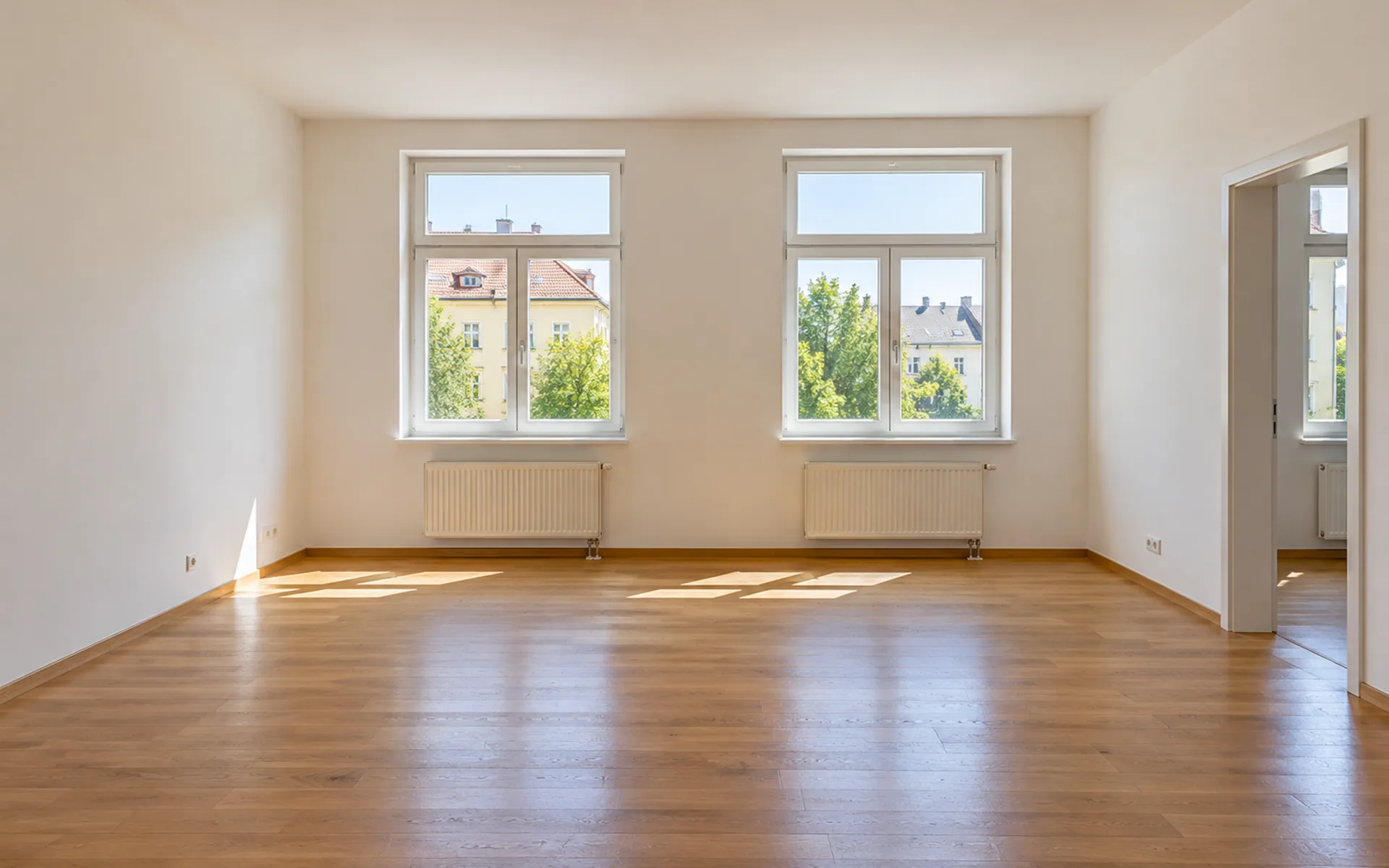 Prázdný obývací pokoj v činžovním bytě, původní fotografie