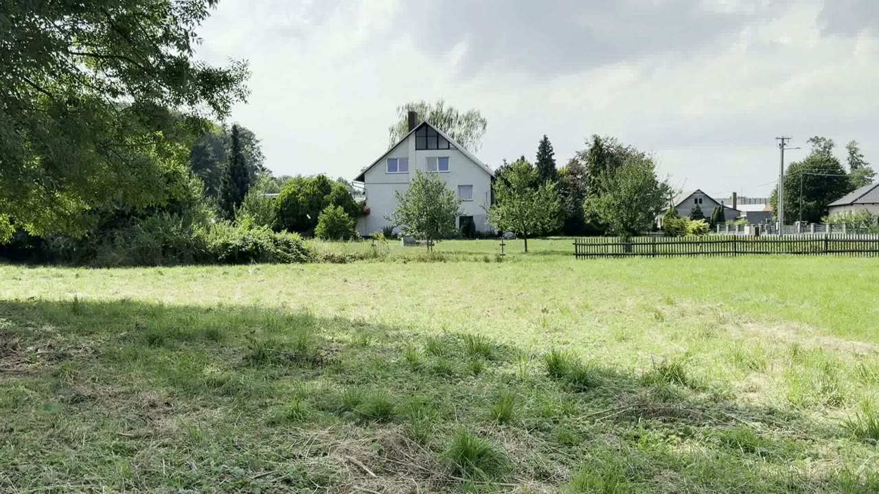 Prázdný travnatý pozemek, původní fotografie